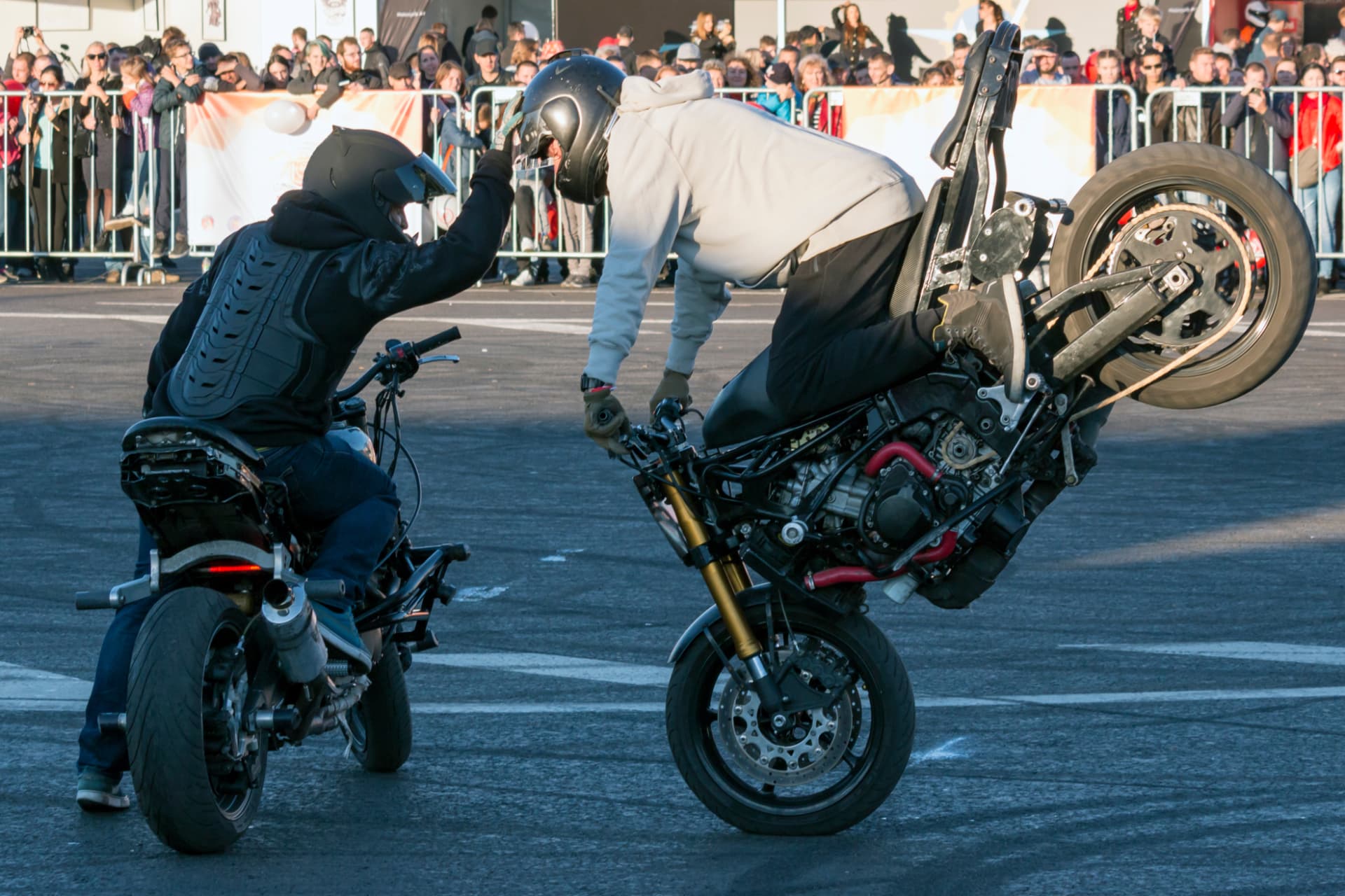 Duo de stunters en figure acrobatique devant le public