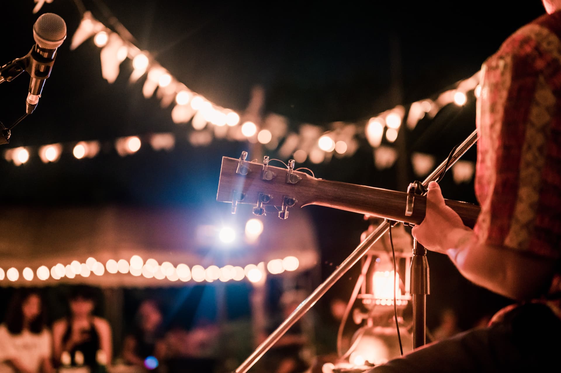Concert live sous les guirlandes lumineuses