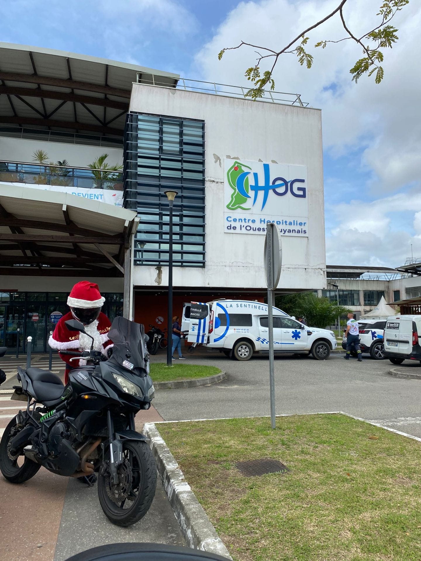 Père Noël à moto devant le CHOG de Saint-Laurent-du-Maroni
