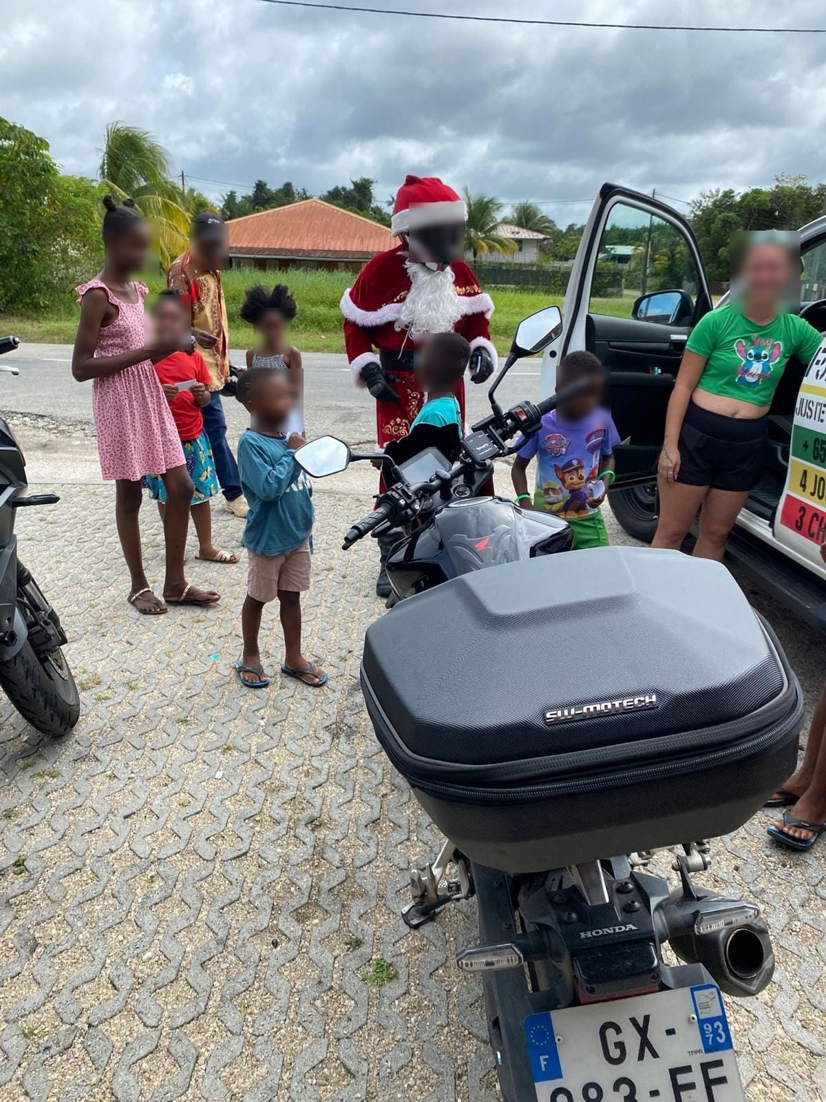 Distribution de cadeaux aux enfants par les motards du KdoRide