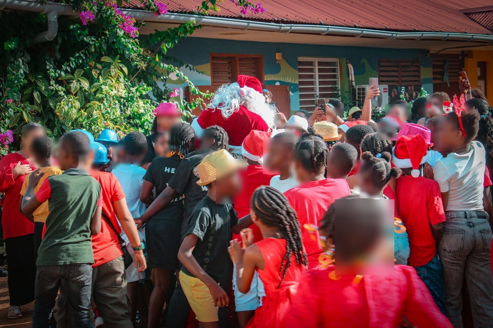 Foule d'enfants accueillant le Père Noël motard à son arrivée — KdoRide